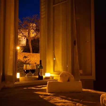 Le Pied A Terre De La Cite - Parking Au Pied De La Cite